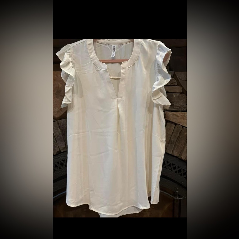 Zenana XL Cream Colored Ruffle Sleeve Blouse. XL.